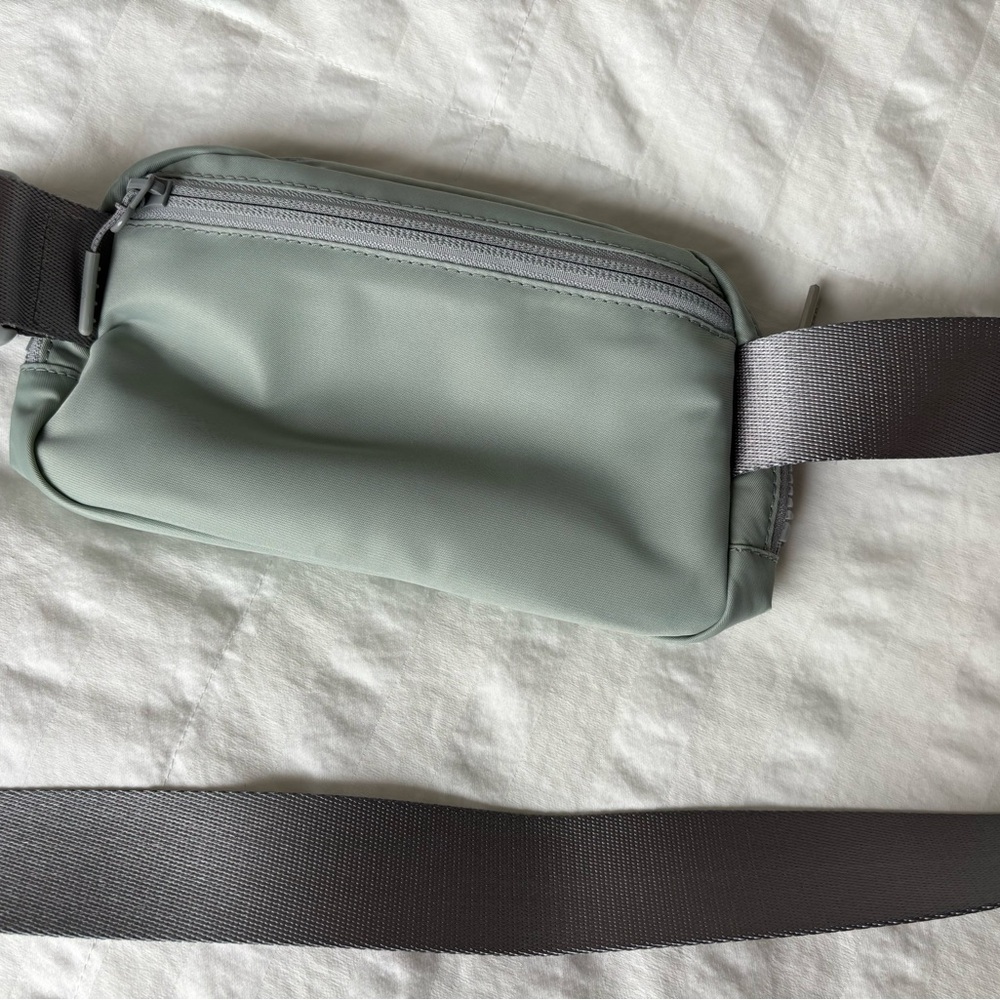 Lululemon Everywhere Belt Bag - Picture 3 of 6